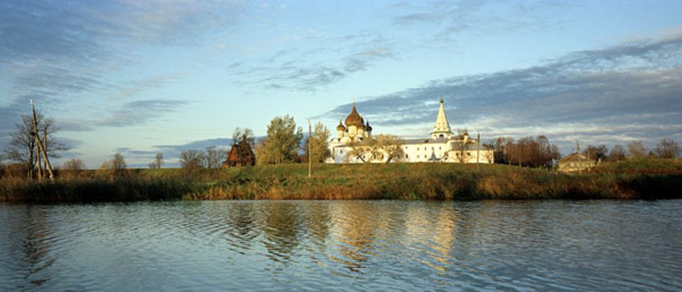 Der Fluss Kamenka, im Hintergund der Kreml von Suzdal