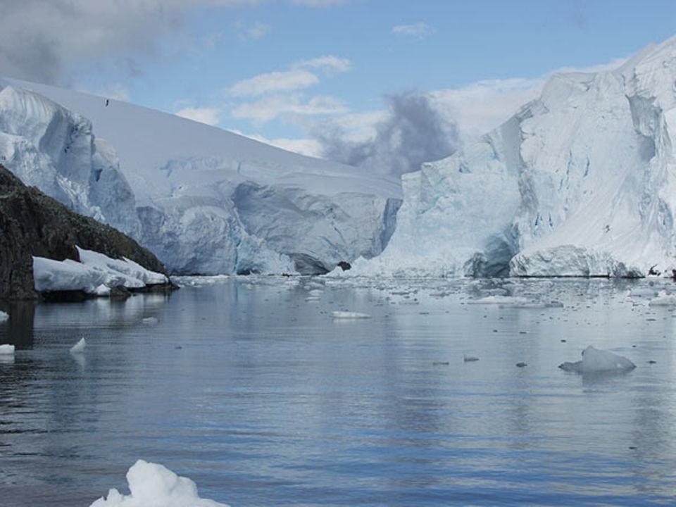 Hinter der Abbruchkante des Gletschers setzt sich - zur Überraschung aller Expeditionsteilnehmer - der Fjord als kleiner Kanal fort