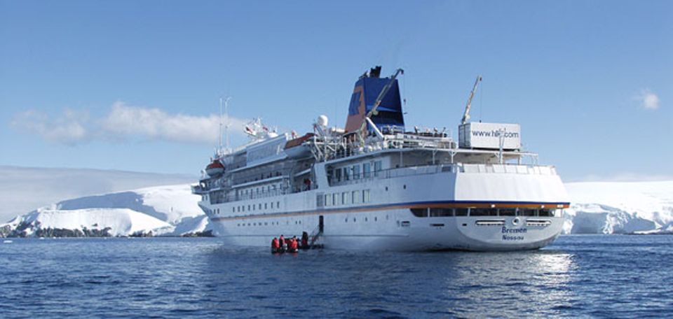 Die BREMEN vor Anker vor den Melchior-Inseln. Die Hapag-Lloyd-Expeditionsschiffe haben die höchste Eisklasse und einen geringen Tiefgang