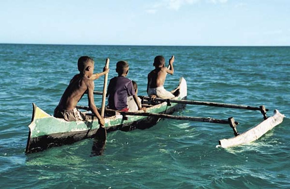 Alle in einem Boot: Pali fährt mit seinen Cousins in einer Piroge hinaus. Die ist kippelig. Für eine ruhige Lage auf dem Wasser sorgt ein Ausleger - ein schwimmender Holzkeil, der an zwei Stäben befestigt ist.