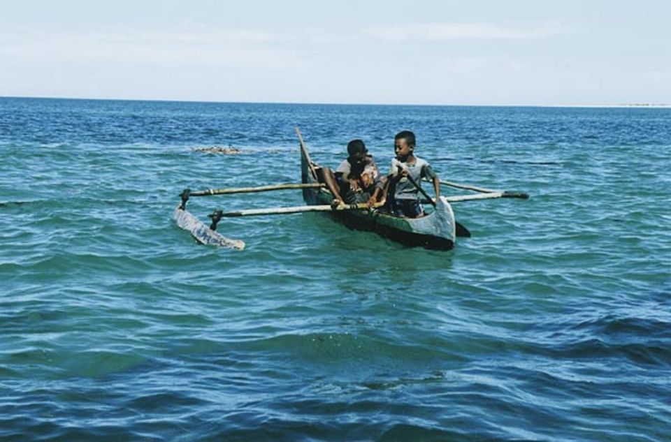 Pali mit seinem Freund beim Fischen. Die beiden fahren mit ihrer eigenen Kinderpiroge raus aufs offene Meer.