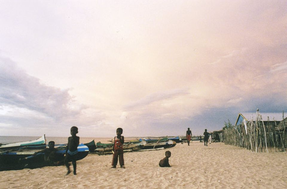Anakao in der Abendsonne. Alle Boote liegen nach dem Fischen am Strand. Ein paar Kinder spielen im Sand. Anakao in der Abendsonne. Alle Boote liegen nach dem Fischen am Strand. Ein paar Kinder spielen im Sand.