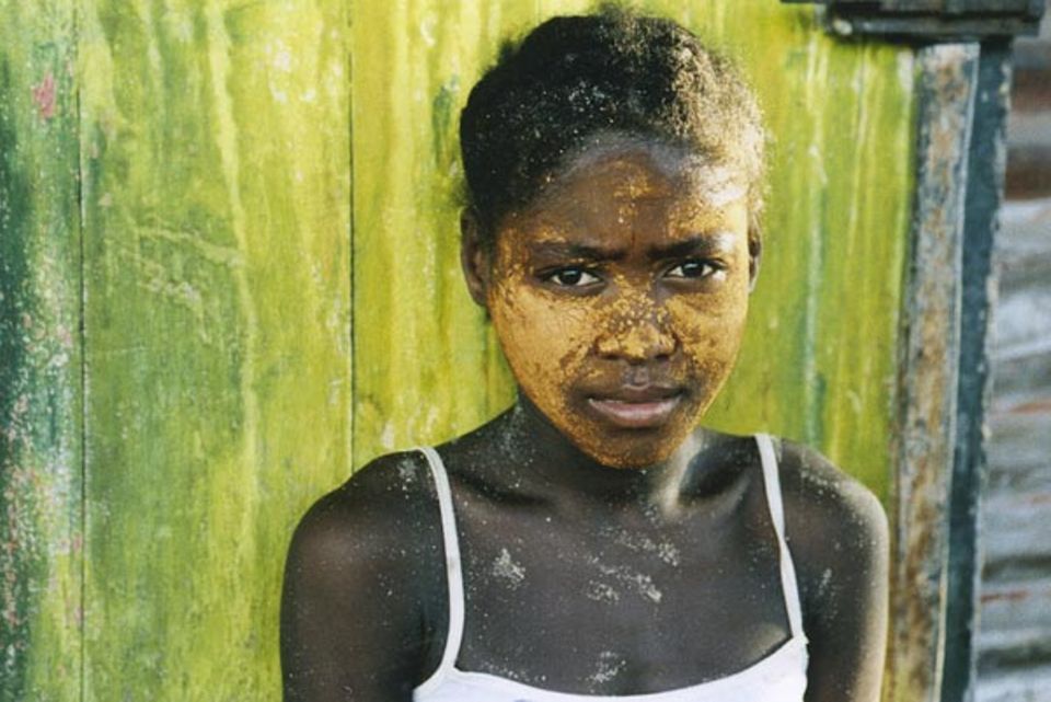 Ein junges Mädchen, eine Freundin von Pali aus Anakao, hat sich das Gesicht mit einer gelben Paste beschmiert. Es soll ihre Haut vor der Sonne schützen.