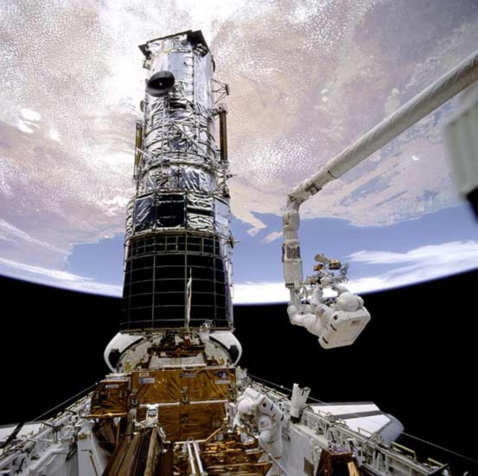 Beruf: Astronaut F. Story Musgrave bei der Arbeit am Hubble-Teleskop. Beruf: Astronaut F. Story Musgrave bei der Arbeit am Hubble-Teleskop.