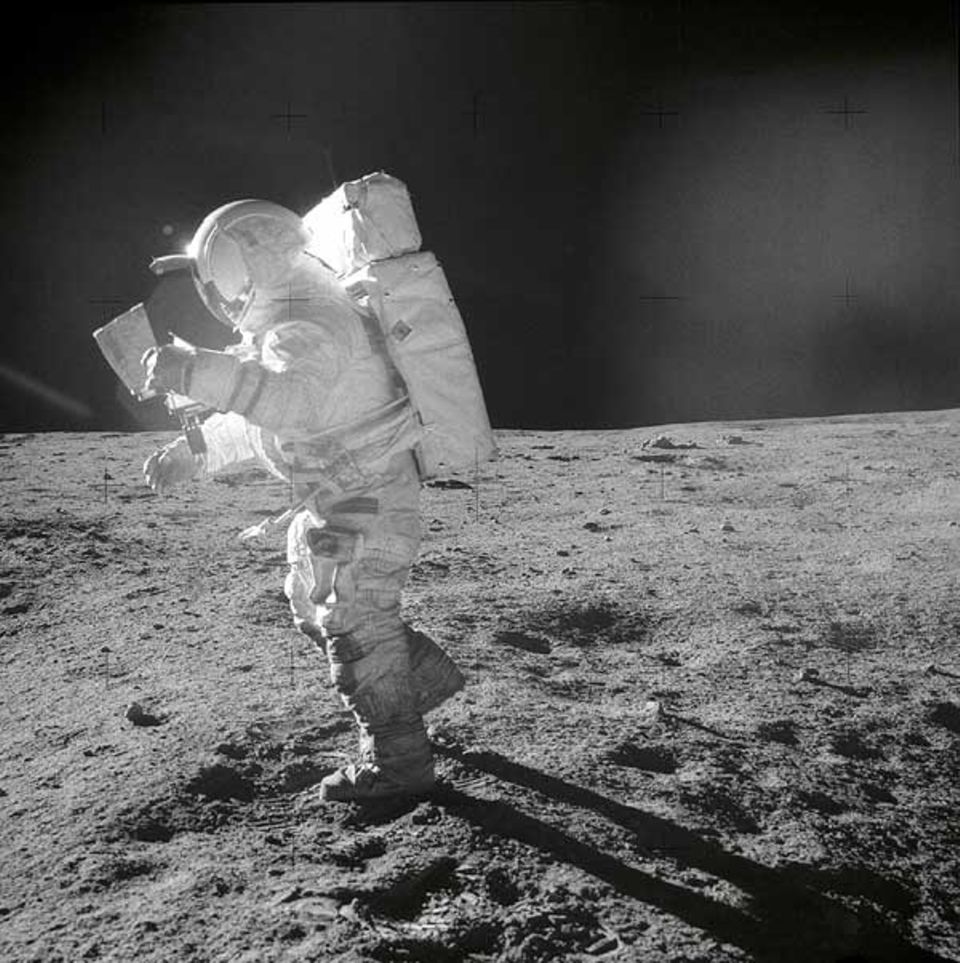 Beruf: Auf dem Mond bewegt sich Edgar D. Mitchell hier. Beruf: Auf dem Mond bewegt sich Edgar D. Mitchell hier.