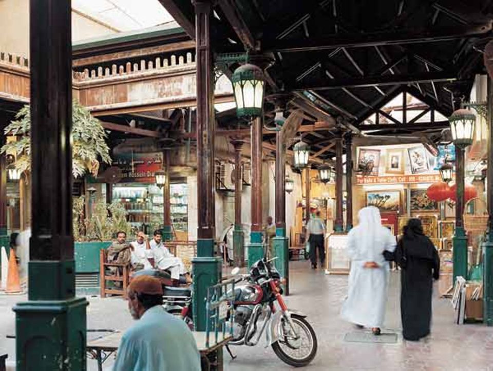 Die Marktläden in den engen Gassen von Deira begründeten von 100 Jahren Dubais Ruf als Handelsstadt Die Marktläden in den engen Gassen von Deira begründeten von 100 Jahren Dubais Ruf als Handelsstadt