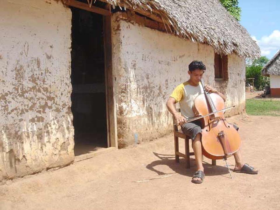 In dem 4000-Seelen-Dorf Urubichá im Dschungel Boliviens spielt jedes vierte Kind ein klassisches Instrument