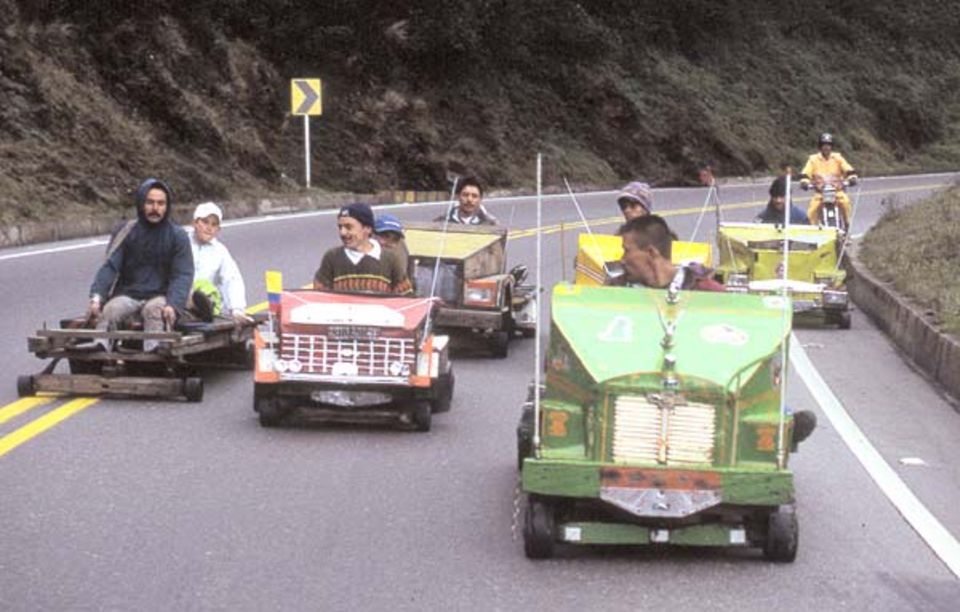 Am Pass rast die Gruppe der Balineros die Línea hinab. Ihren Namen haben sie von den Kugellagern, den Balineras, auf denen ihre Karren rollen. Bis zu 80 Stundenkilometer können sie erreichen Am Pass rast die Gruppe der Balineros die Línea hinab. Ihren Namen haben sie von den Kugellagern, den Balineras, auf denen ihre Karren rollen. Bis zu 80 Stundenkilometer können sie erreichen