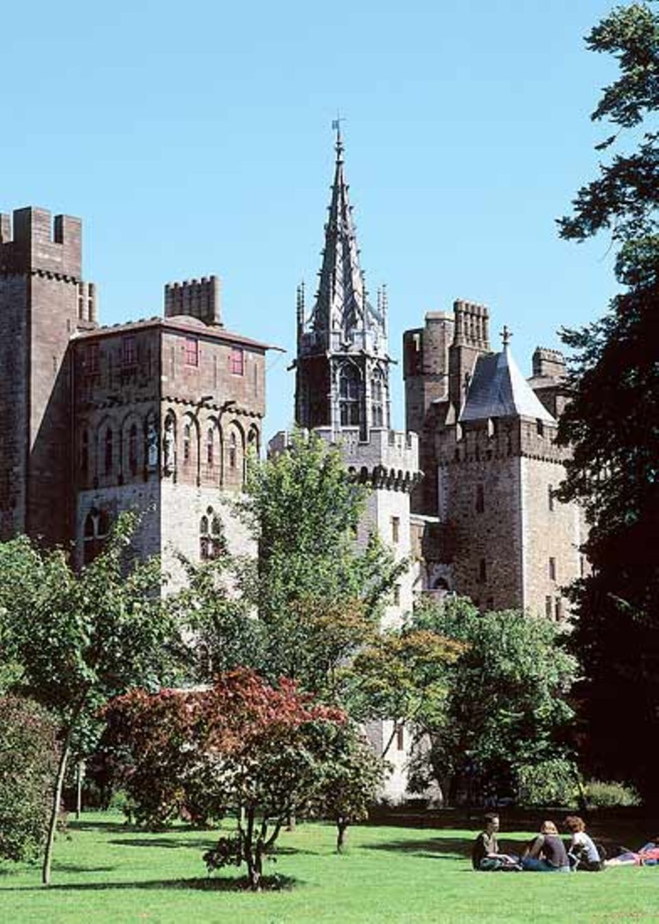 Cardiff Castle vom Bute Park aus gesehen