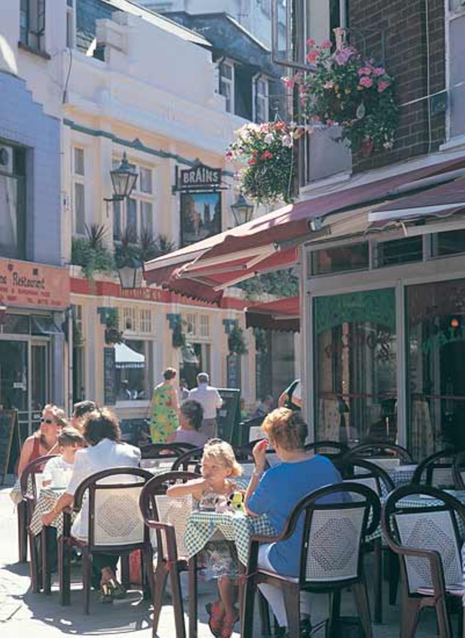 Zu einer Pause zwischen Museumsbesuch und Stadtbummel laden Cafés in den zahlreichen malerischen Gassen der Innenstadt ein
