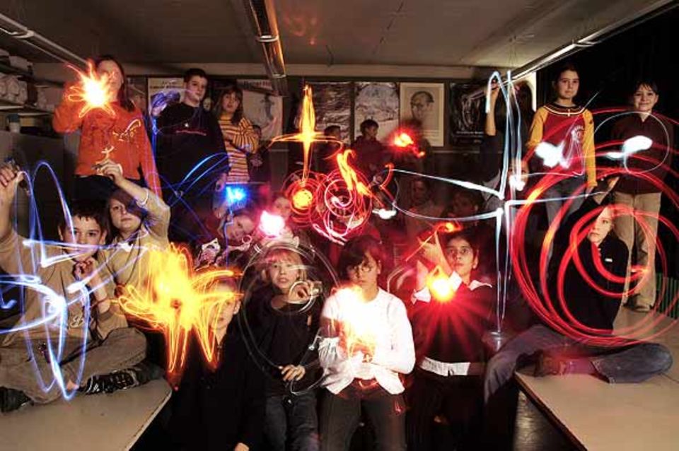 Mit Taschenlampen zaubern die Schüler einen bunten Sternenhimmel Mit Taschenlampen zaubern die Schüler einen bunten Sternenhimmel