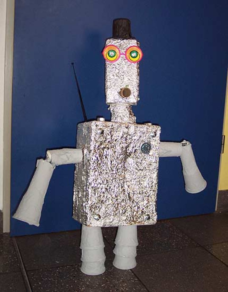 Ein Roboter aus Pappe und Joghurtbechern