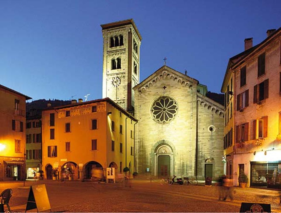 Comer See: Die Kirche San Fedele, die zwischen den Häusern der Stadt Como hervorragt, stammt aus dem 7. Jahrhundert Comer See: Die Kirche San Fedele, die zwischen den Häusern der Stadt Como hervorragt, stammt aus dem 7. Jahrhundert