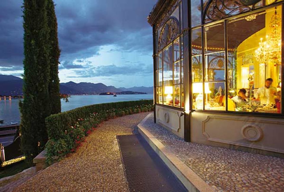 Lago Maggiore: Die Sonne geht, der Kellner kommt. Im Gourmet-Restaurant "I Mori" der "Villa Aminta" Lago Maggiore: Die Sonne geht, der Kellner kommt. Im Gourmet-Restaurant "I Mori" der "Villa Aminta"