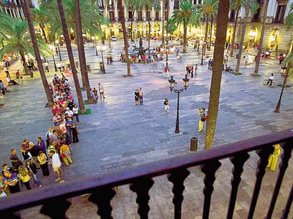 Die Plaça Reial, bei Tag ebenso beliebt wie im Licht der Gaudí-Laternen Die Plaça Reial, bei Tag ebenso beliebt wie im Licht der Gaudí-Laternen