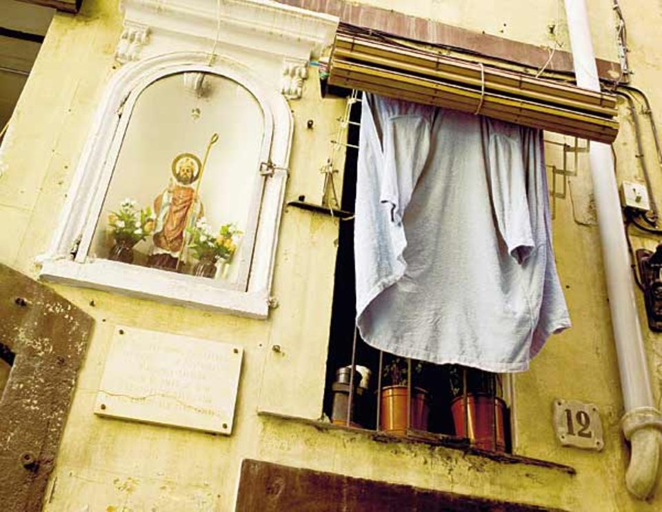 Der Heilige trotzt der Sonne mit dem Bischofsstab - Trockenzeit in der Altstadt Der Heilige trotzt der Sonne mit dem Bischofsstab - Trockenzeit in der Altstadt