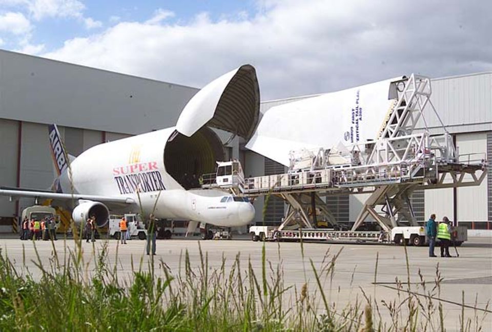 Die Bauteile für den Airbus sind so groß, dass sie nur in speziellen Transportflugzeugen zur Flugzeugwerft gebracht werden können. Diese Supertransporter sehen aus wie Wale und heißen deshalb auch Beluga.