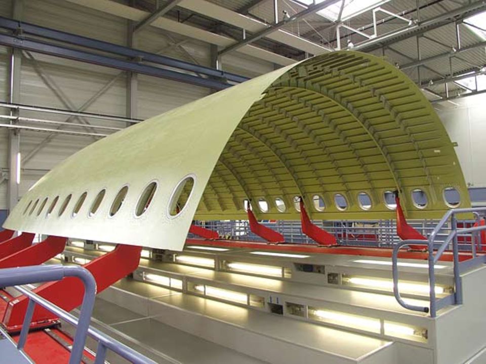 Eines der riesigen Bauteile, aus denen der neue Airbus entsteht. Da wo jetzt noch nichts ist, werden später mal die Passagiere aus den Fenstern schauen