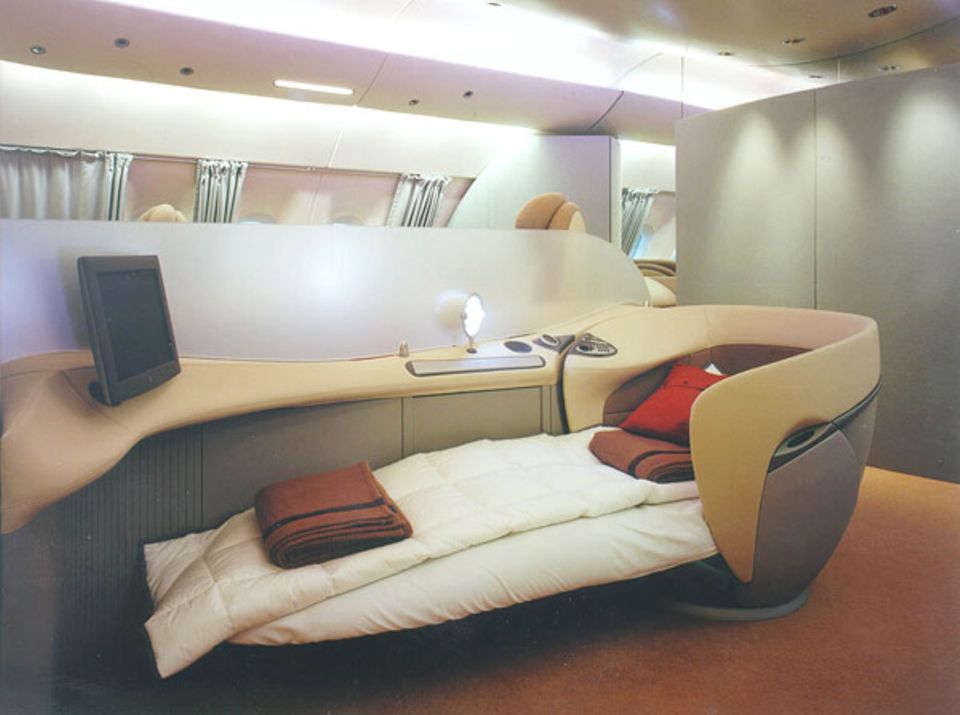 Richtig gemütlich wird es, wenn die Stewardess den Passagiersessel zum komfortablen Bett umbaut. Dafür muss man aber schon 1. Klasse buchen