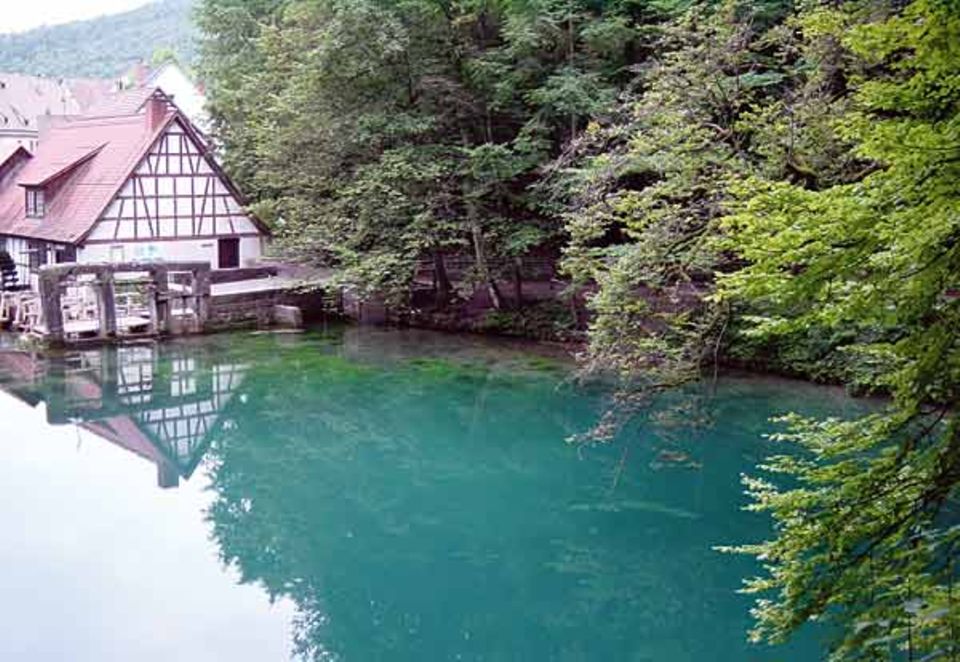 Blick auf den leuchtenden Blautopf Blick auf den leuchtenden Blautopf
