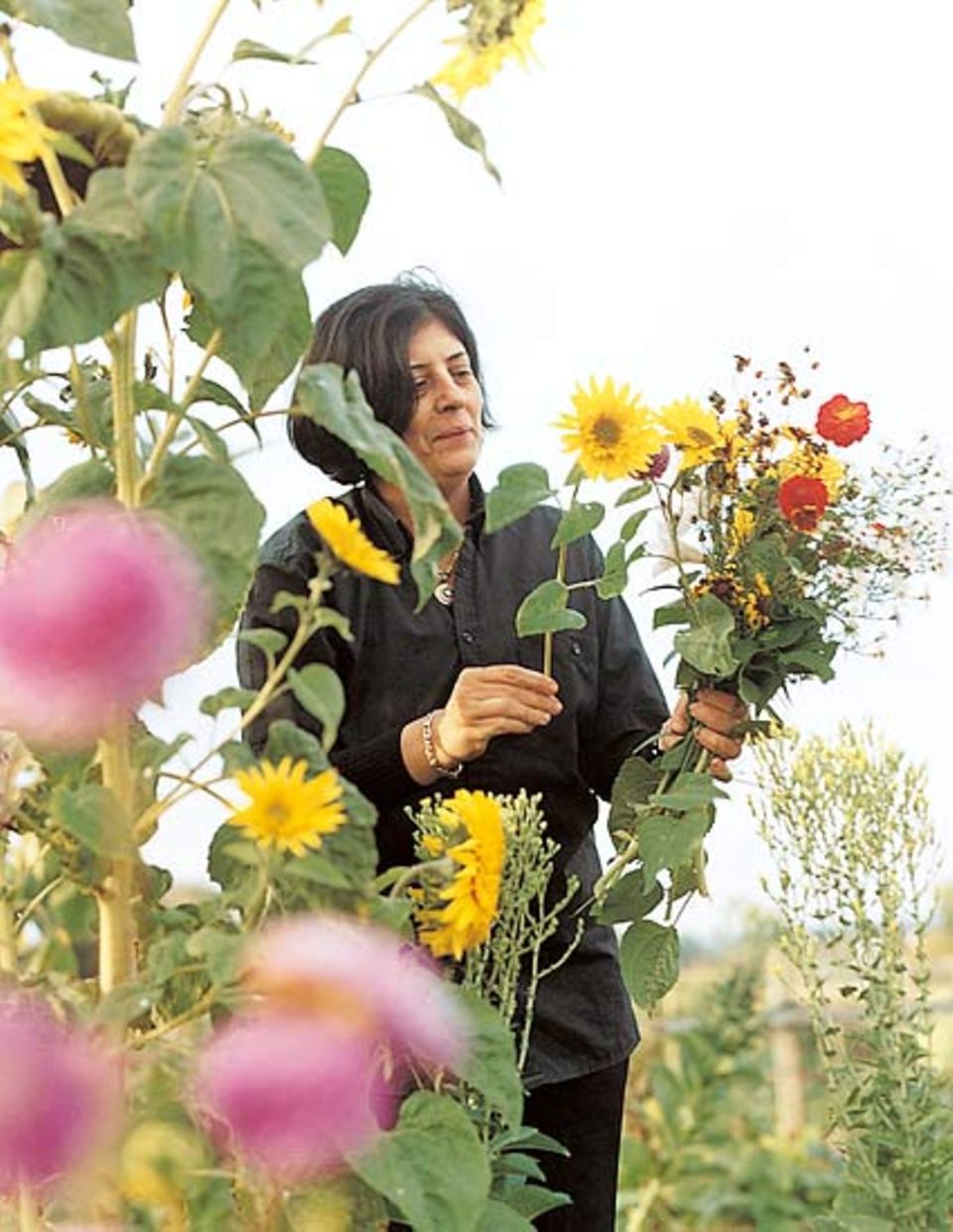 Selbst ernten statt immer nur Hilfe empfangen: die Libanesin Gamia Karkaba mit ihren Gartenblumen