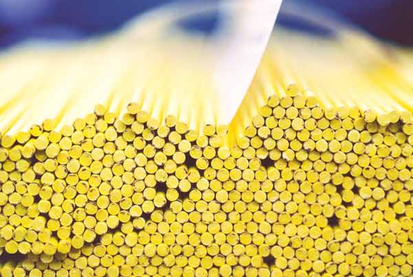 Produktion: 1000 Buntstiftminen fertigt eine Maschine in der Minute - da sammelt sich einiges an