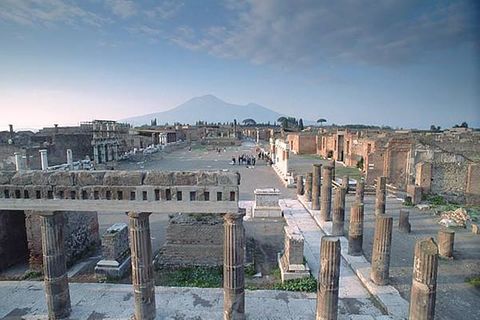 Pompeji: Das Forum von Pompeji. Als der Vesuv im Jahr 79 n. Chr. ausbrach begrub er die italienische Stadt unter einer meterhohen Schicht aus Asche und Gestein. Die Existenz von Pompeji geriet in Vergessenheit. Erst 1600 Jahre später wurden die Ruinen zufällig entdeckt. Die Ausgrabungen dauern bis heute an.