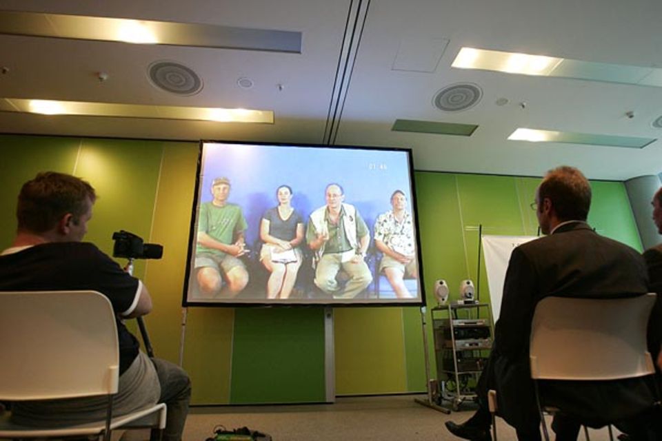 GEO-Reporter Martin Meister und Teresa Crimmens vom Bio Blitz berichten in einer Live-Schaltung aus New York von den Ergebnissen der Parallelveranstaltung "Bronx River Bio Blitz" GEO-Reporter Martin Meister und Teresa Crimmens vom Bio Blitz berichten in einer Live-Schaltung aus New York von den Ergebnissen der Parallelveranstaltung "Bronx River Bio Blitz"