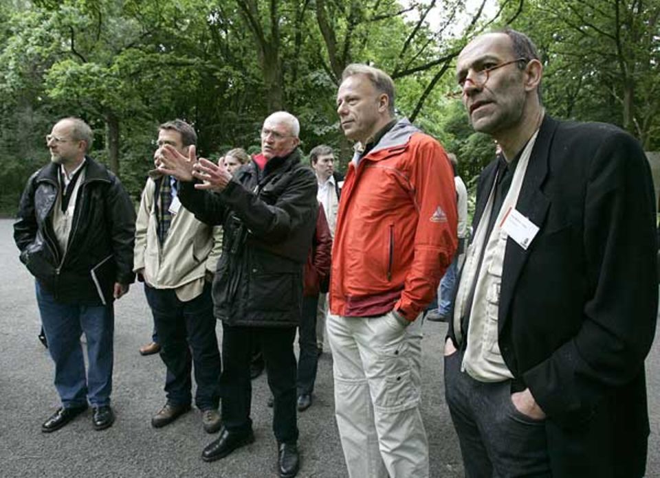 Der Technische Leiter des Berliner Grünflächenamtes a. D. führt den GEO-Chefredakteur Peter-Matthias Gaede (re.) und Bundesumweltminister Jürgen Trittin durch den Tiergarten Der Technische Leiter des Berliner Grünflächenamtes a. D. führt den GEO-Chefredakteur Peter-Matthias Gaede (re.) und Bundesumweltminister Jürgen Trittin durch den Tiergarten