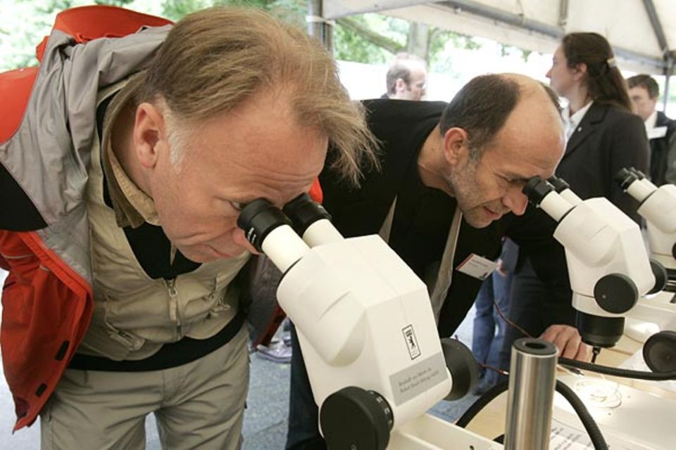 Bundesumweltminister Jürgen Trittin und GEO-Chefredakteur Peter-Matthias Gaede beobachten die Funde der Sammler unter dem Binokular Bundesumweltminister Jürgen Trittin und GEO-Chefredakteur Peter-Matthias Gaede beobachten die Funde der Sammler unter dem Binokular