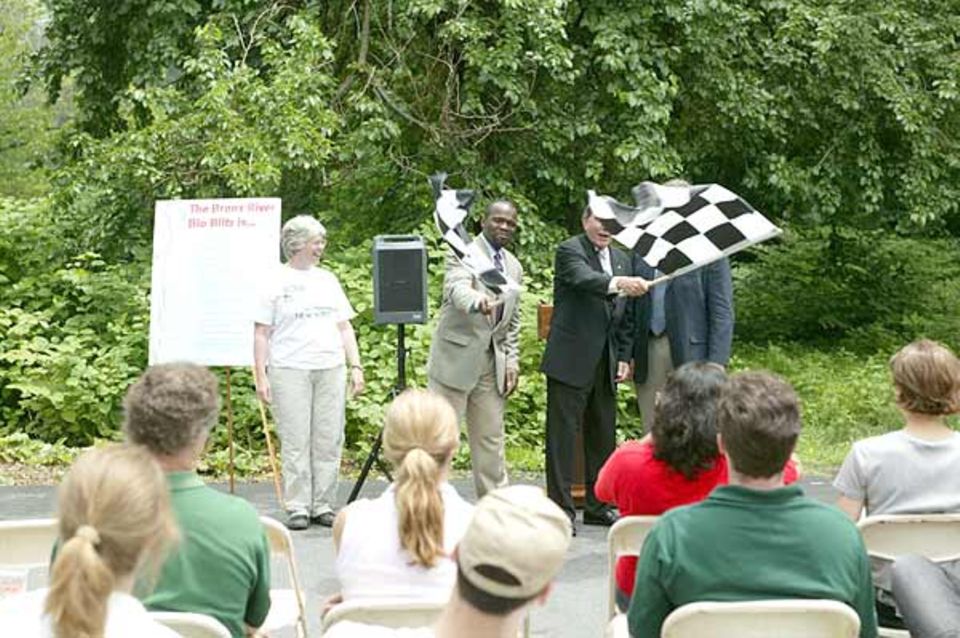 Start des Bio Blitz in in Westchester, Scout Field. Earl Brown (links) und County Executive Andy Spano, (NYC Parks Deputy) schwenken die Startflagge Start des Bio Blitz in in Westchester, Scout Field. Earl Brown (links) und County Executive Andy Spano, (NYC Parks Deputy) schwenken die Startflagge