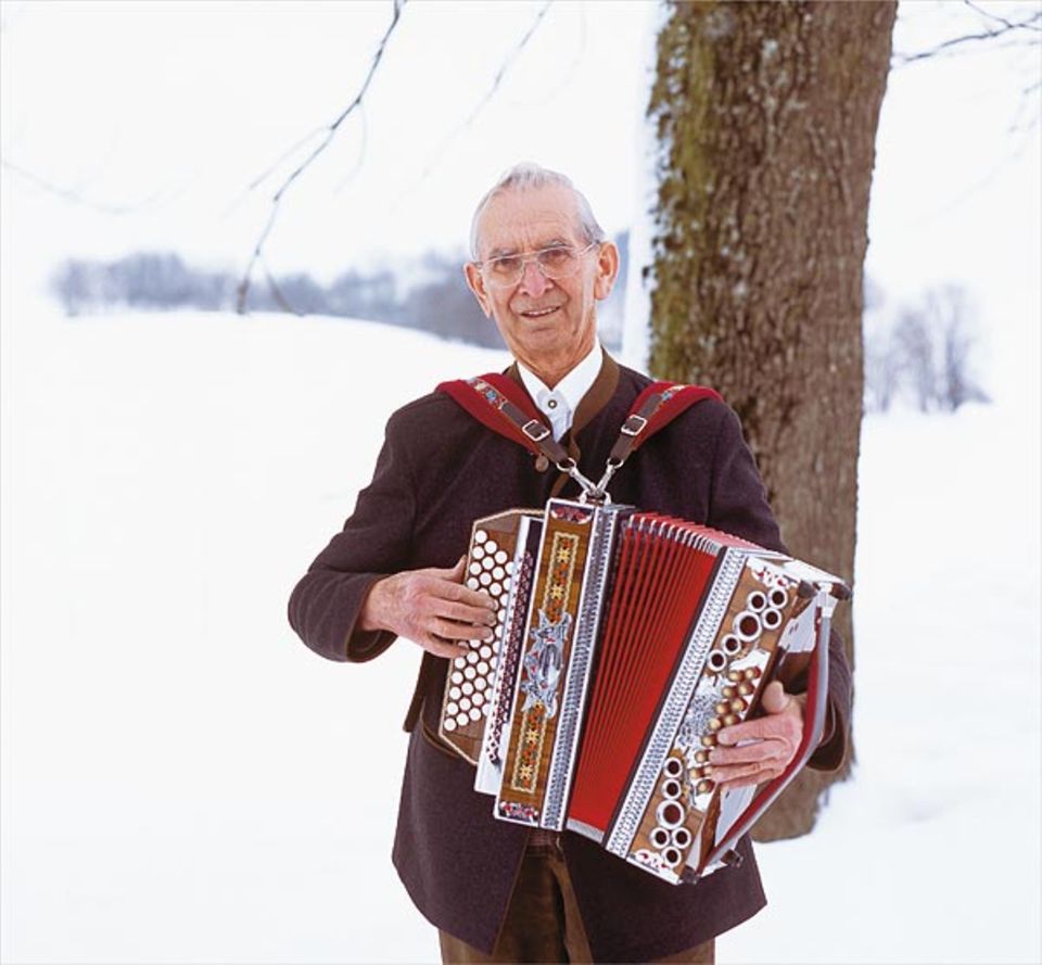 Franz Bauer hat das Liedgut des Bayerwaldes nicht nur gesammelt: Er beherrscht es auch mit Stimme und Ziehharmonika