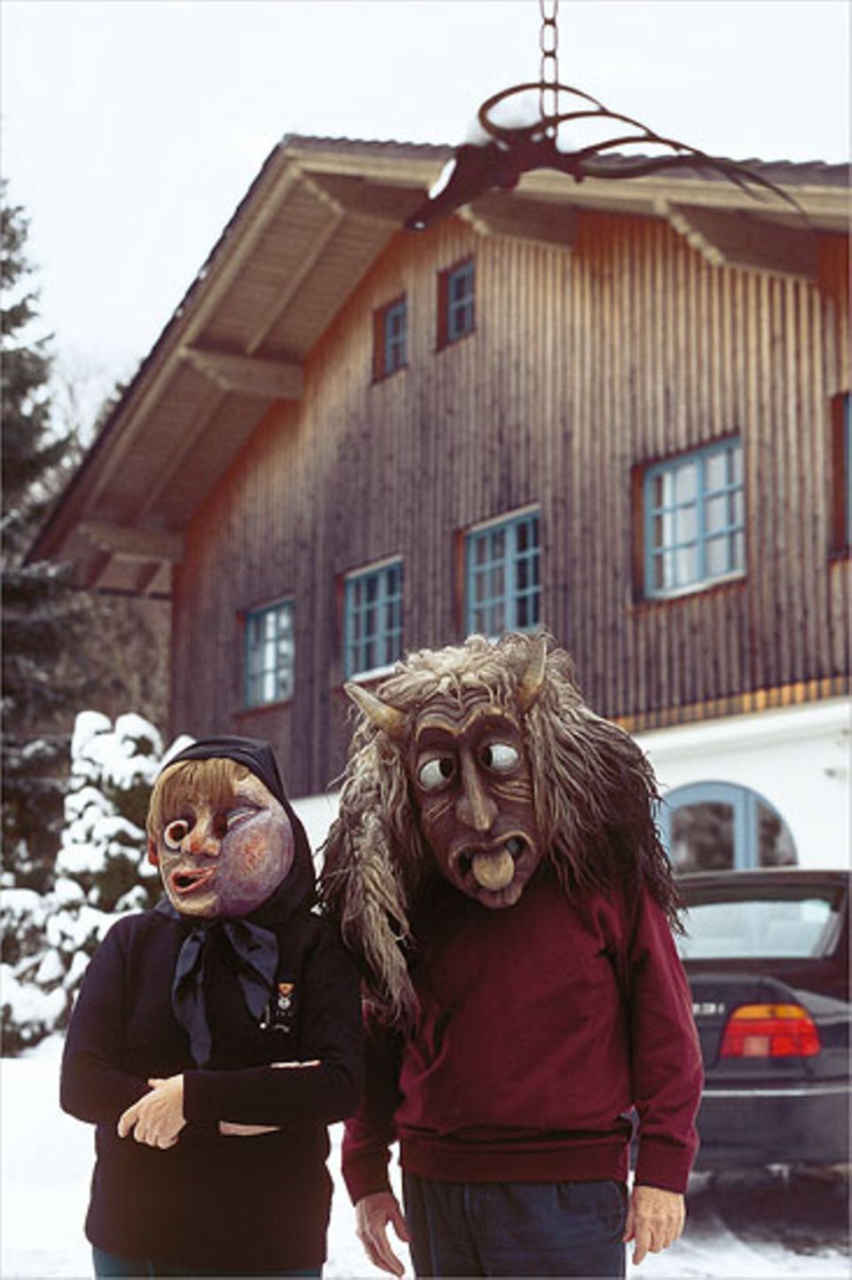 Rupert Berndl und seine Frau erschrecken die Waldler gern in traditionellen Rauhnacht-Masken