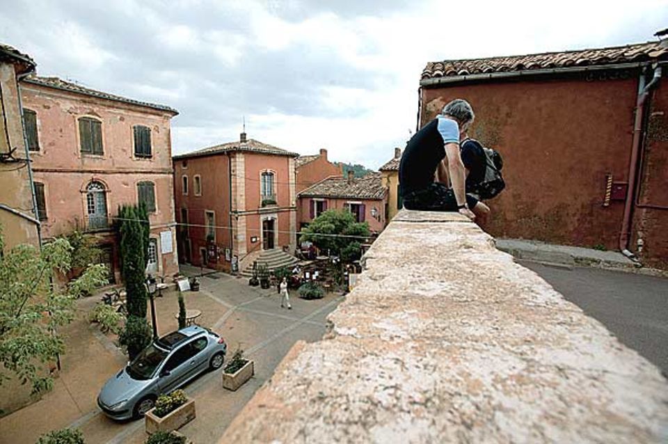 Runter vom Rad, rauf auf die Mauer: Rast in Roussillon Runter vom Rad, rauf auf die Mauer: Rast in Roussillon