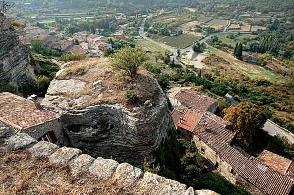 Grandiose Aussicht, aber hart erarbeitet: Das Bergdorf Saignon schmiegt sich an steile Felswände; wer oben ankommt, weiß, was er geleistet hat Grandiose Aussicht, aber hart erarbeitet: Das Bergdorf Saignon schmiegt sich an steile Felswände; wer oben ankommt, weiß, was er geleistet hat