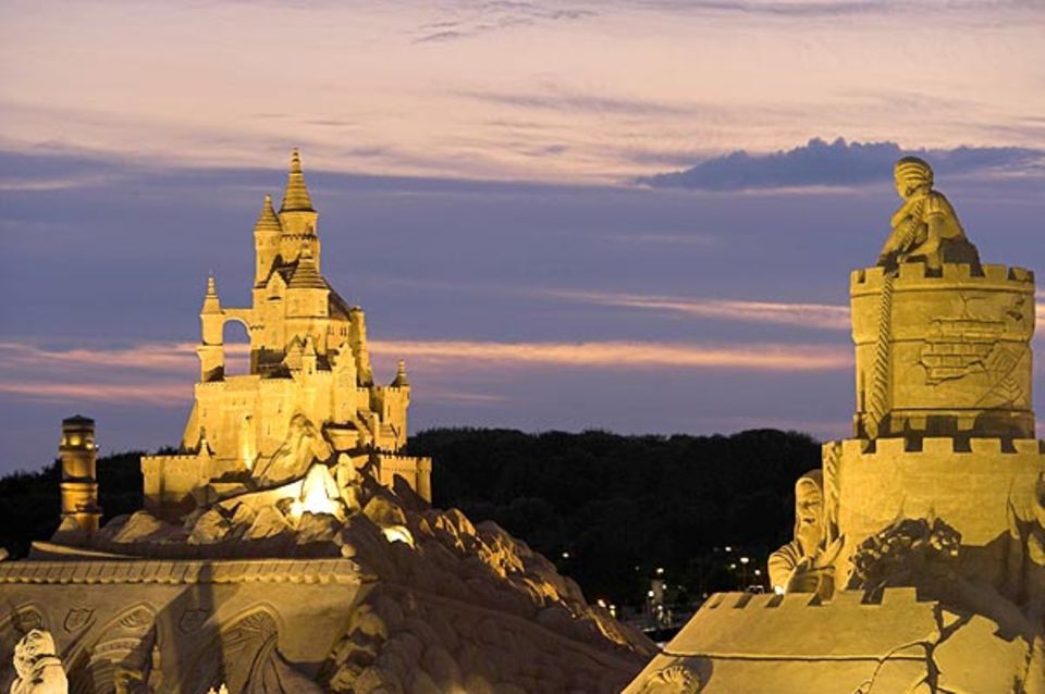 Panorama mit Märchenschloss und Rapunzel bei Nacht Panorama mit Märchenschloss und Rapunzel bei Nacht