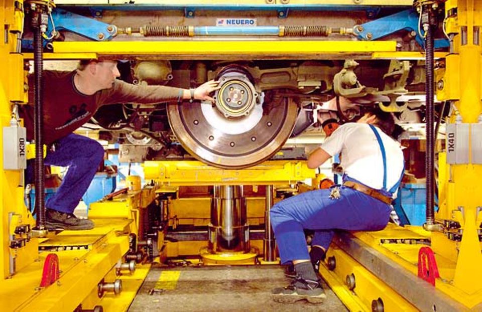 In der Arbeitsgrube kann der Zug auch von unten genauestens überprüft werden In der Arbeitsgrube kann der Zug auch von unten genauestens überprüft werden