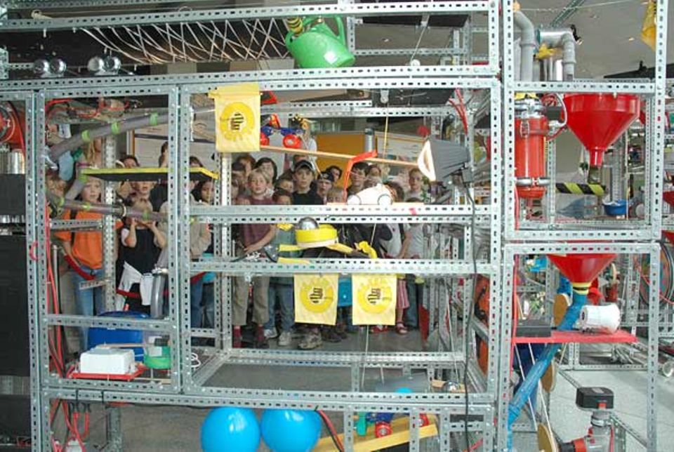 Die Aufweckmaschine macht so viel Krach, dass manche Kinder sich ganz schön erschrecken Die Aufweckmaschine macht so viel Krach, dass manche Kinder sich ganz schön erschrecken