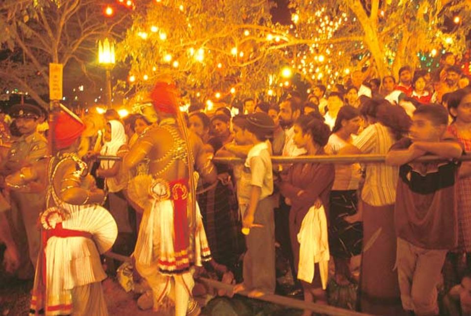 Zum Abschluss des Kandy Perahera versammeln sich Hunterttausende, um die wohl größte buddhistische Prozession der Welt zu begleiten