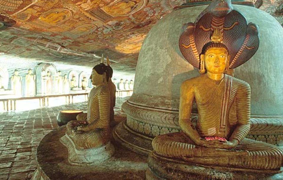 Schon vor Jahrhunderten haben Mönche in den Grotten von Dambulla Zuflucht vor der Welt gesucht und sie mit prächtigen Bildnissen des Buddha zum Tempel ausgeschmückt