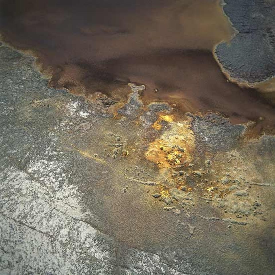 Äthiopien - Dallol liegt 110 Meter unter dem Meeresspiegel, Tagestemperaturen über 40 Grad Celsius sind hier normal. Der Boden der Danakil Depression im Bereich von Dallol besteht aus mächtigen Salzablagerungen. Es gibt dort Austritte von heißen Quellen, die heiß, stark mineralhaltig und ätzend sind