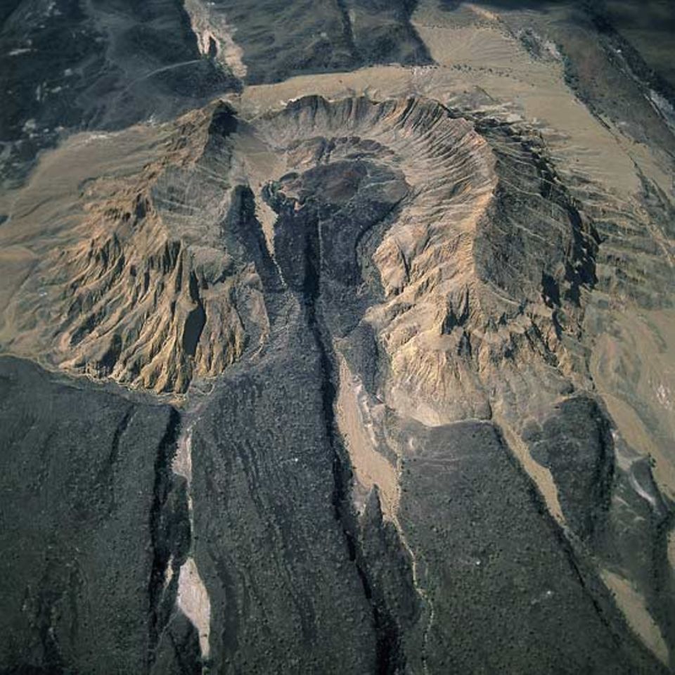 Kenya, Suguta Valley südlich des Lake Turkana in der zentralen Achse des Rifts - Ein Vulkan, der später durch tektonische Bewegungen zerrissen wurde. Das dunkle Gestein ist Basaltlava