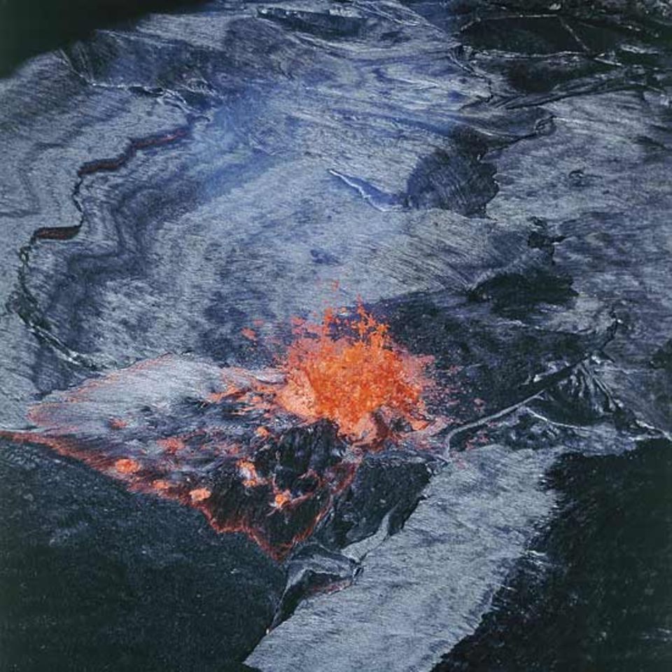 Äthiopien, Vulkan Erta Ale - Messungen an der Lavahaut auf Lavasee ergaben eine Temperatur von mehr als 300 Grad Celsius. Lava in Fontänen, die die Haut durchbrechen, ist 1174 Grad Celsius heiß. Schätzungen zufolge ist die schwarze Haut ca. 10 Millimeter dick
