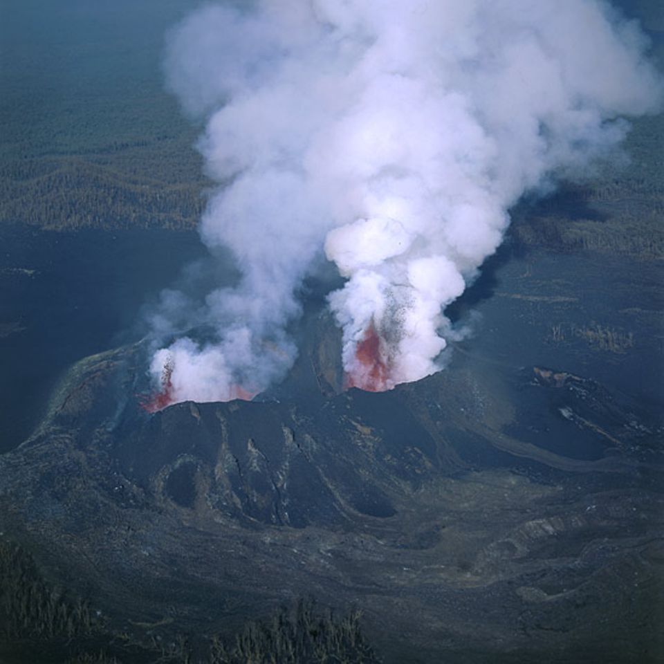 Kongo - Nordflanke des Vulkans Nyamulagira. Eruptionen während des Ausbruchs im Juni/Juli 2004. Die Lavafontänen sind 50 bis 100 Meter hoch