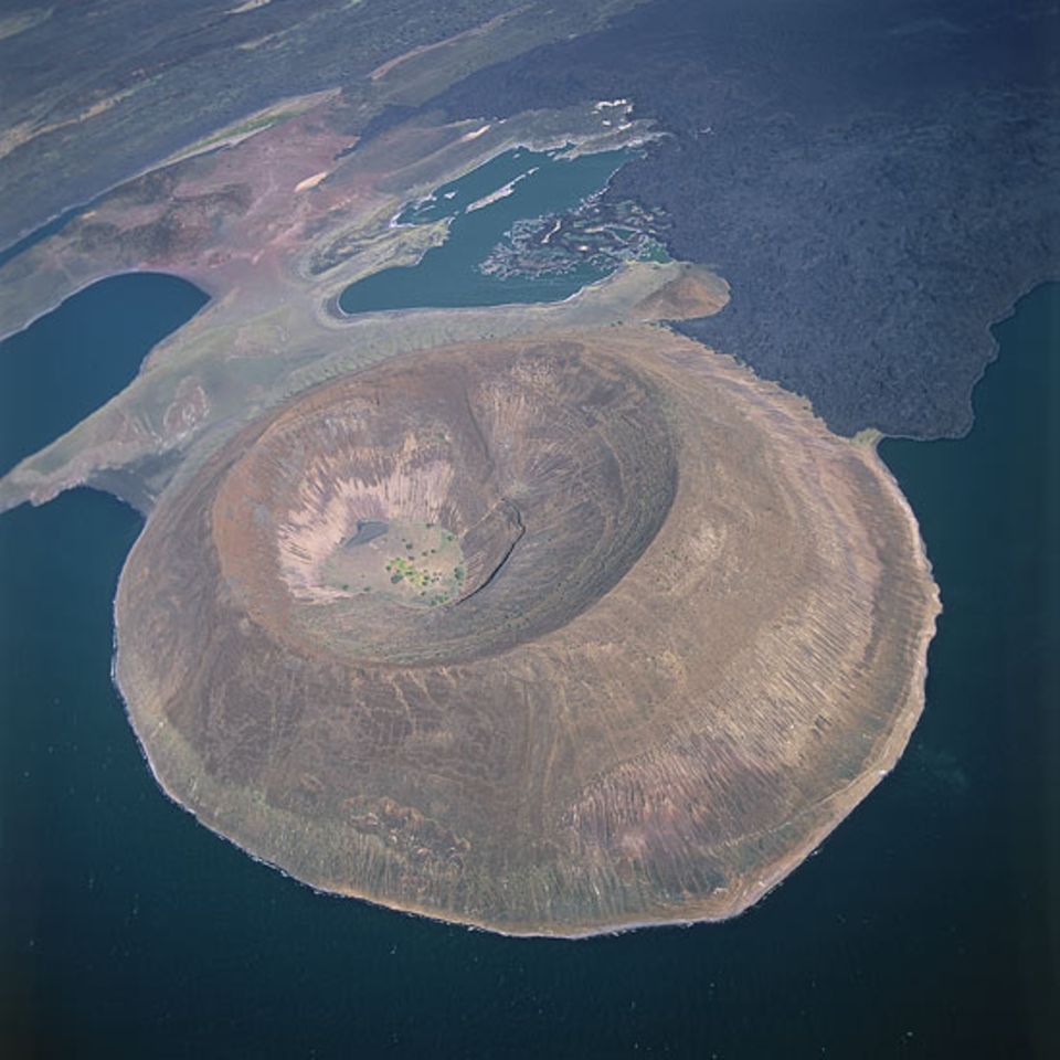 Südufer des Lake Turkana - der Krater ist der Nabuyatom Cone