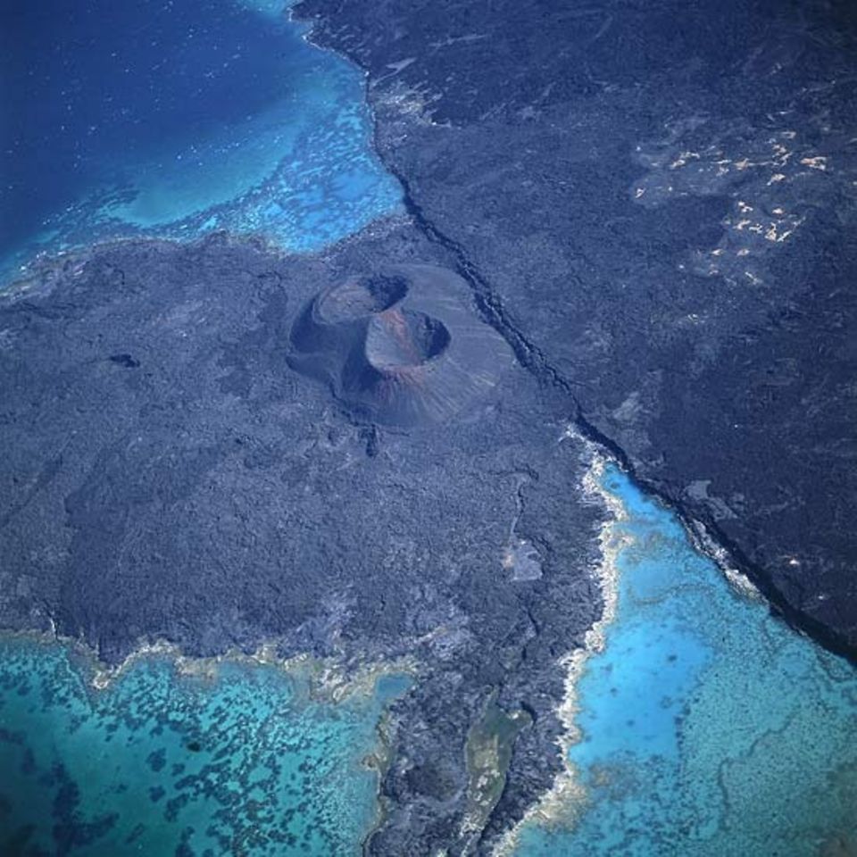 Djibouti - Landstück zwischen Lac Assal und Ghoubbet el Kharab (= volkstümlich "devil's throat" - Teufelsschlund) mit Lac Assal im Hintergrund