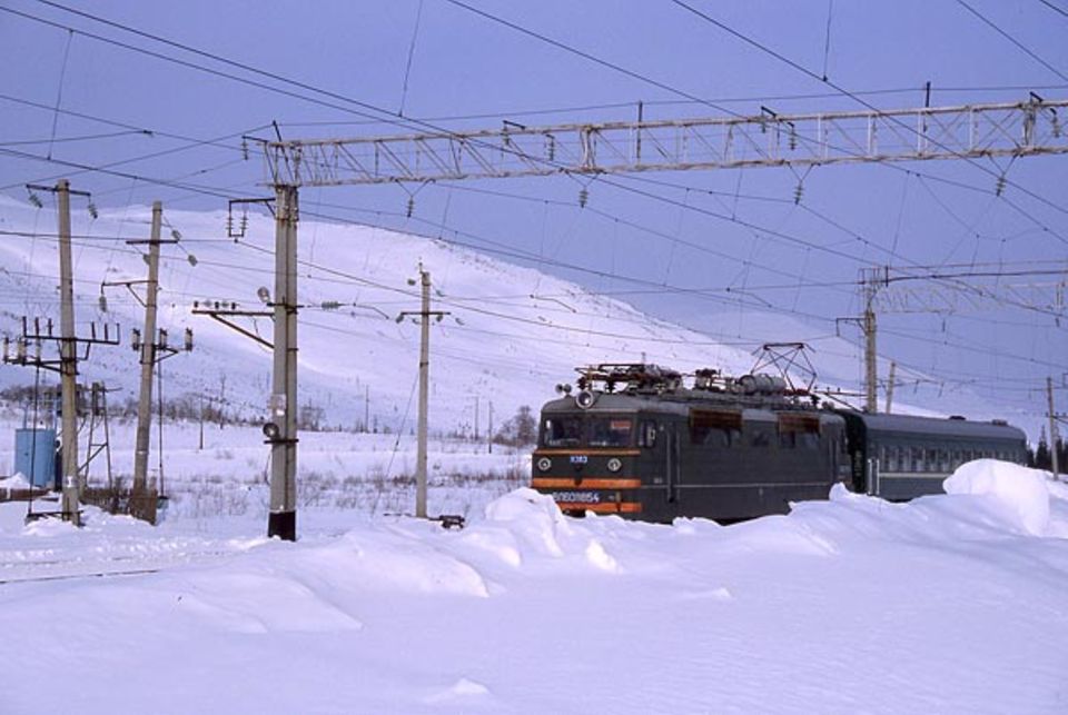 4000 Kilometer rollen die Züge auf der transkontinentalen Bahntrasse durch Sibirien 4000 Kilometer rollen die Züge auf der transkontinentalen Bahntrasse durch Sibirien