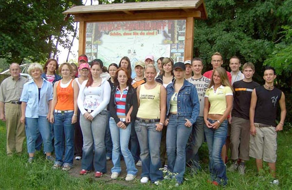 Naturforscher: Der Biologiekurs Klasse 12 der Berufsbildenden Schule Quedlinburg untersuchte das Schutzgebiet Teufelsmauer Naturforscher: Der Biologiekurs Klasse 12 der Berufsbildenden Schule Quedlinburg untersuchte das Schutzgebiet Teufelsmauer