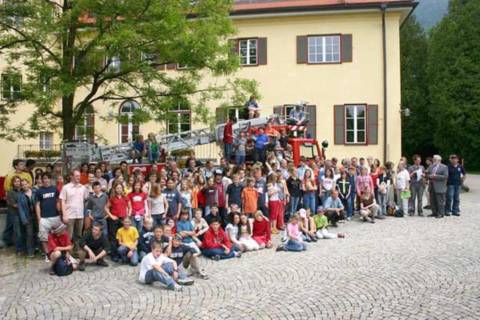 150 Schüler, 50 Lehrer sowie 25 Experten beteiligten sich am GEO-Tag der Artenvielfalt des Gymnasiums Landschulheim Marquartstein. Bei keinem anderen Schulprojekt hatten sich so viele Teilnehmer auf Artensuche begeben 150 Schüler, 50 Lehrer sowie 25 Experten beteiligten sich am GEO-Tag der Artenvielfalt des Gymnasiums Landschulheim Marquartstein. Bei keinem anderen Schulprojekt hatten sich so viele Teilnehmer auf Artensuche begeben