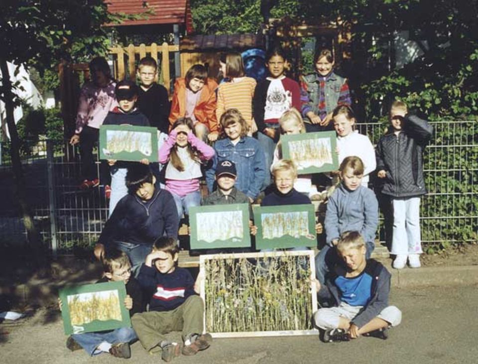 Was für ein Tag! Die Kinder aus der 2c der Fröbelschule in Heidelberg präsentieren stolz ihre Collagen Was für ein Tag! Die Kinder aus der 2c der Fröbelschule in Heidelberg präsentieren stolz ihre Collagen